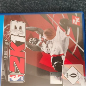 NBA 2K18 Legend Edition PS4 - NBA 2K18 Legend Edition till PlayStation 4. Omslag och skiva i fint skick, inga synliga repor eller skador. Upplev realistisk basket med uppdaterade lag och spelare. Perfekt för sport- och spelentusiaster!