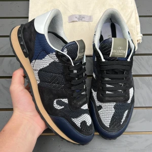 Valentino rockrunners 40-41 - Säljer dessa galet snygga rockrunners. Fetaste färgen som är riktigt sällsynt! Självklart äkta! Nypris ca 7000kr! Skick 9,5+/10 nyskick! (Dem lucktar till och med nytt!) En liten reva finns dock men syns knappt. Vad ingår? Valentino dustbag! Hör av dig vid minsta fundering 🤩