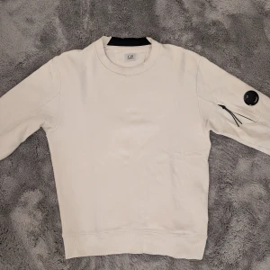 C.P Company sweatshirt - C.P Company sweatshirt i mycket fint skick. Storlek S. Självklart äkta och qr kod finns för verifiering. Inga skador.