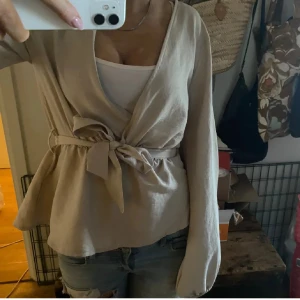 Blus - Super snygg beige blus som inte kommer till någon användning 💗💗