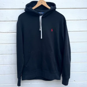Svart Ralph Lauren Hoodie  - Mycket snygg hoodie från Ralph Lauren. Storlek M. Mycket fint skick, härlig och mjuk! Hör av er vid funderingar🙌🏻🙌🏻