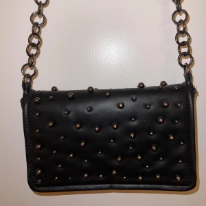 Väska från Zara - Snygg axelremsväska som inte kommer till användning. Den är liten och rymmer en mobil + lite mer som ett lippgloss samt en powerbank ❣️