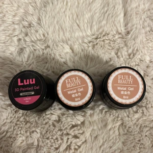 3-pack metallic gel för naglar - Säljer tre burkar gel för nageldekoration: Luu 3D Painted Gel i guldglitter (5ml) och två Full Beauty Metal Gel (8ml) i metallic guld och vit. Perfekt för att skapa coola nageldesigner med glittrig och metallisk finish. Två är öppnade men knappt använda och den tredje är helt o öppnad!