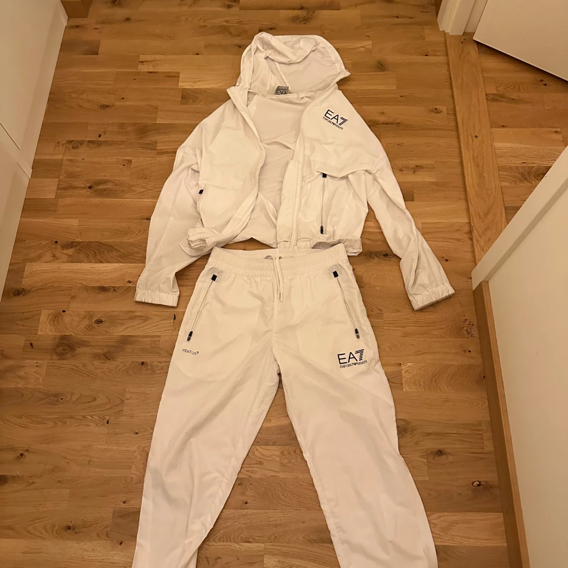 Vita EA7 byxor med dragkedjor