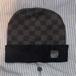 L mössa svart  - Helt ny med tag och plast