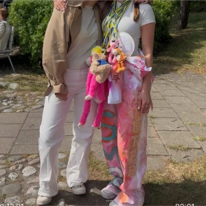 Vita jeans - Säljer ett par vita jeans. Byxorna har klassisk femficksdesign och är tillverkade i bomull, perfekta för en clean och fräsch look.