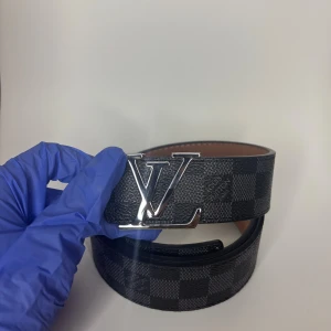 L bälte grå rutig - Helt nya oanvända bälten i olika märken, modeller och färger! Kommer bra packat samt med ett litet verktyg som du enkelt kan göra hål med ifall du skulle behöva det. Vi postar allas ordrar inom 24h för att du ska få ditt paket så fort som möjligt! Använd helst instabox men PostNord funkar också! 