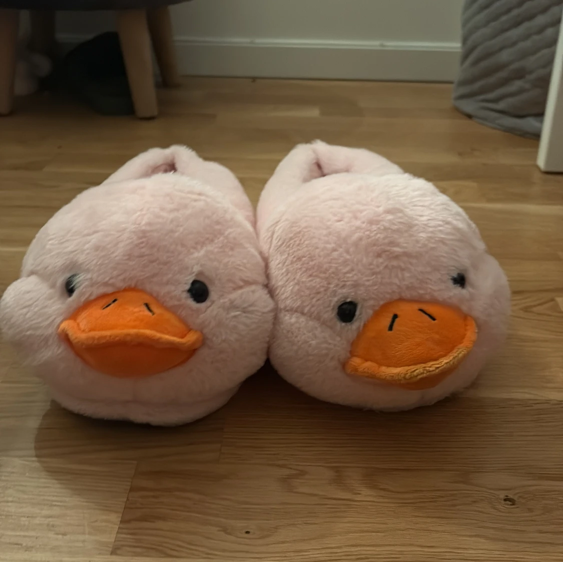 Rosa fluffiga anktofflor (pris kan diskuteras) - 1