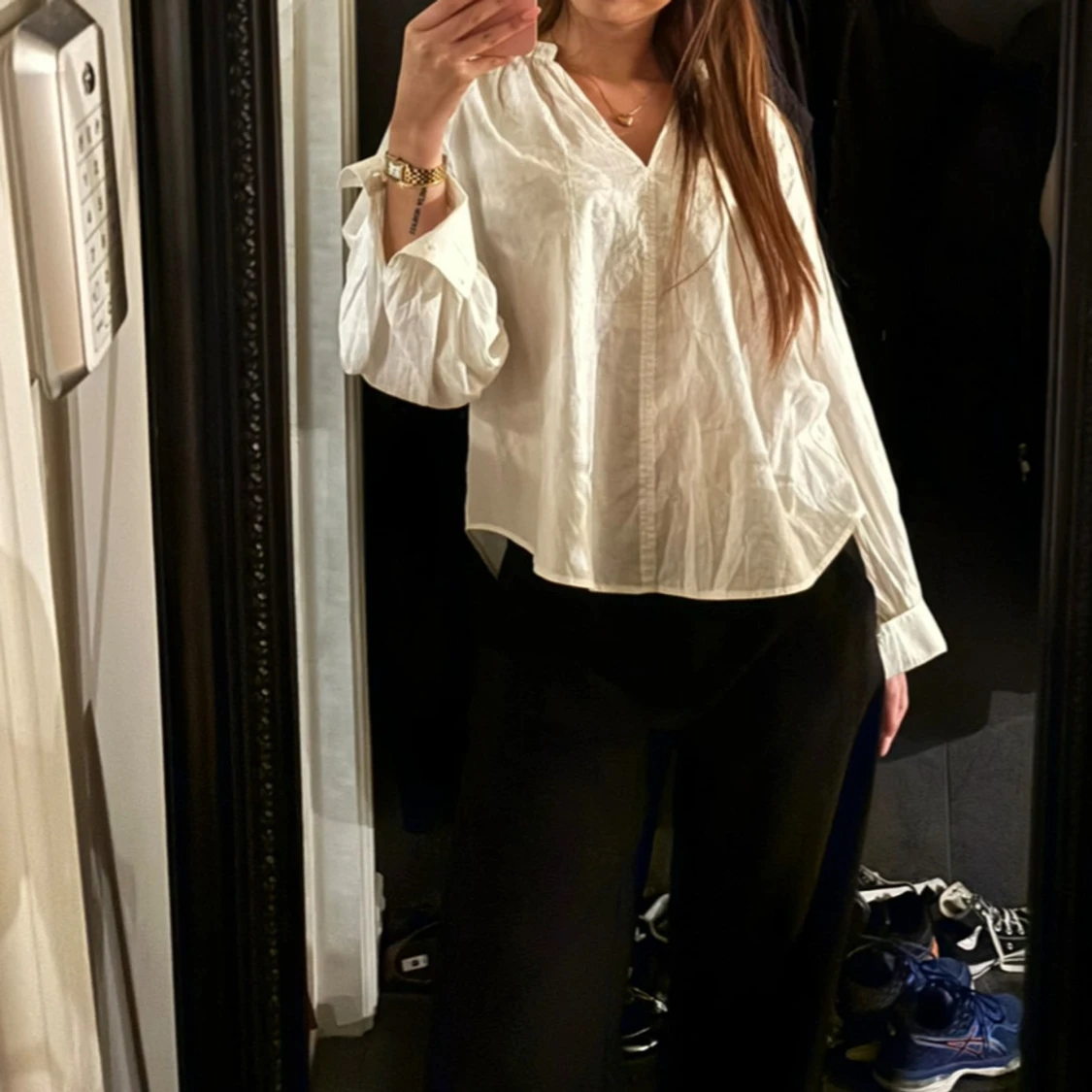 Vit blus med v-ringning - 1