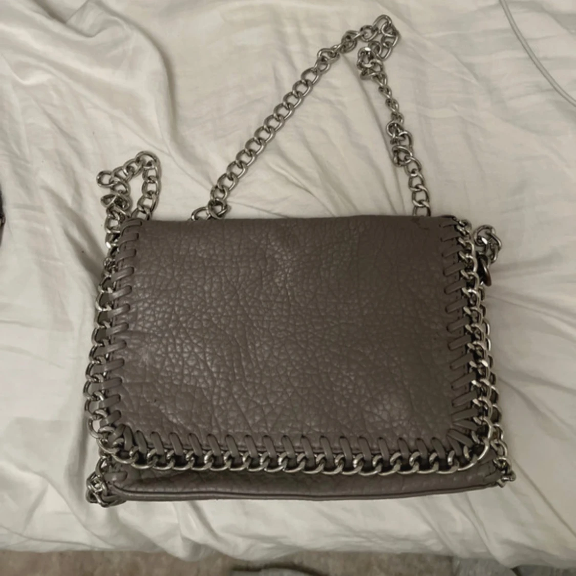 Grå axelväska med kedjedetaljer