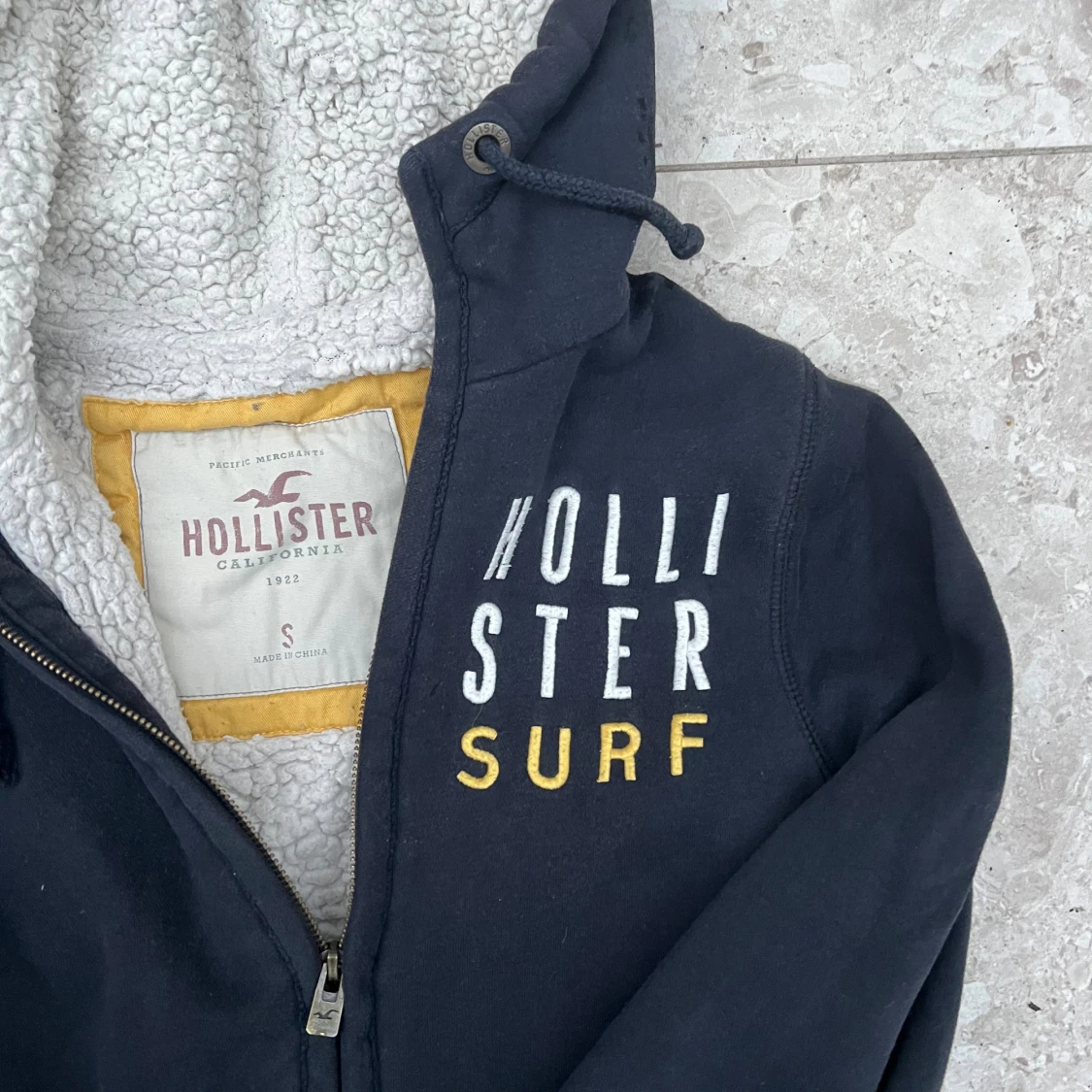 Svart zip hoodie från Hollister med foder - 1