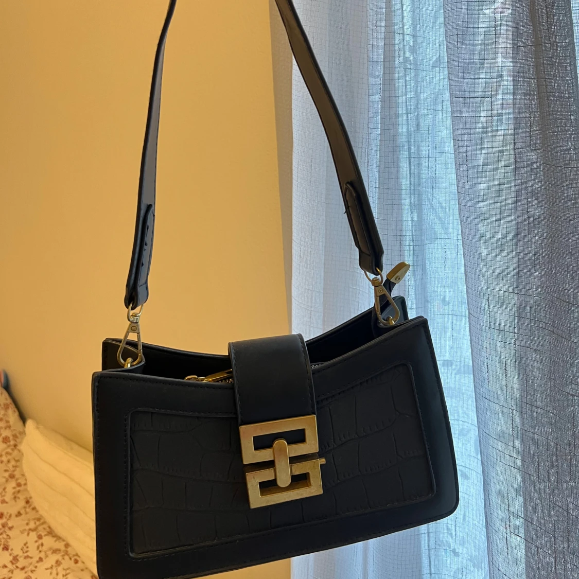 Svart axelväska med guldspänne - 2