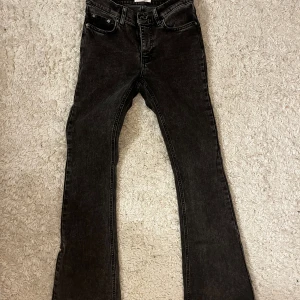 Mörkgrå bootcut jeans - Mörkgråa jeans från Gina Tricot i modellen Perfect Jeans, stolek 34. Jättefint skick och mid waist💞💞💞