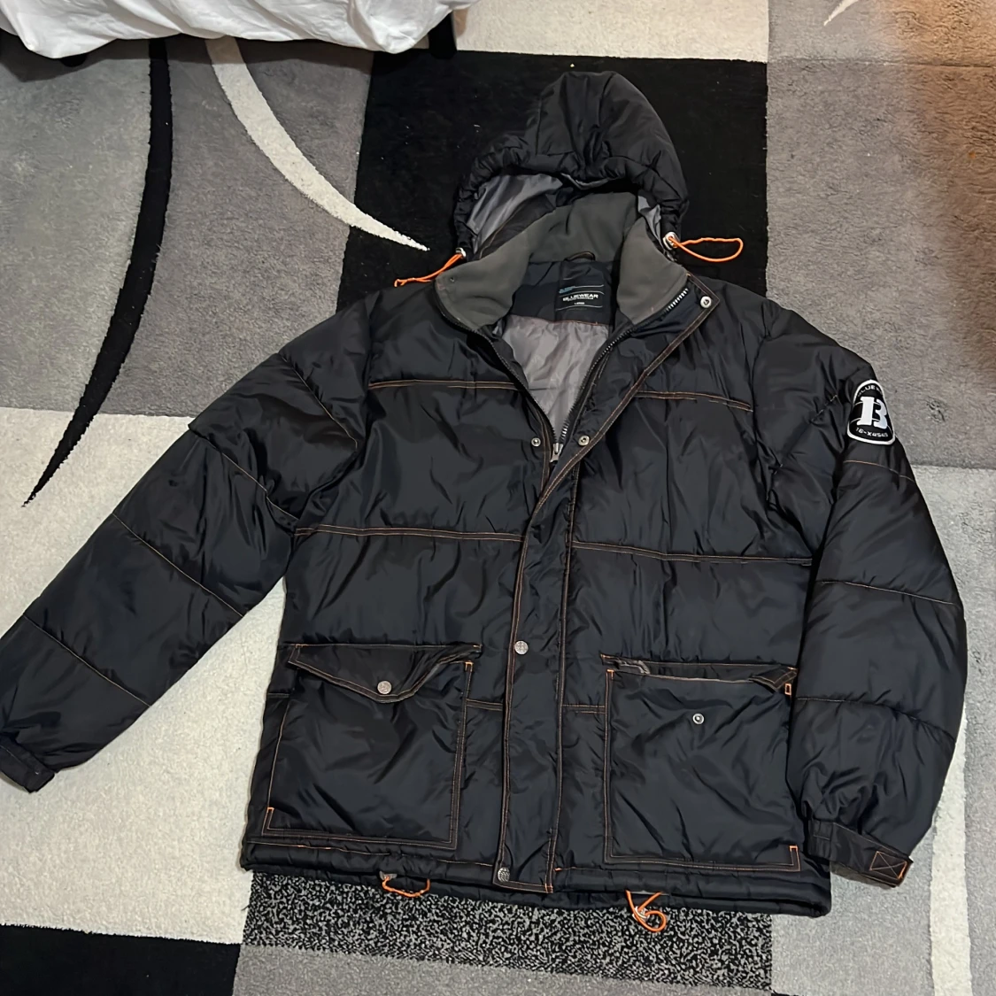 Svart pufferjacka från Bluewear L