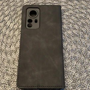 Plånboksfodral till android redmi 12 pro - Säljes pga felköp. Detta är till redmi12 pro. Elegant svart Plånboksfodral. Fodralet har plats för kort och skyddar både fram och bak. Perfekt för dig som vill kombinera skydd och funktion.