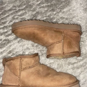 UGG boots i beige mocka, storlek 37 - använda en gång