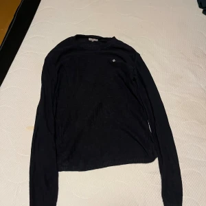 Mörkblå långärmad tröja Morris - Använd väldigt få gånger. Passar perfekt nu till vintern samt till alla mörka färger. Har bara tvättat i 30 grader. RIMLIGA PRISFÖRSLAG GODTAGS  