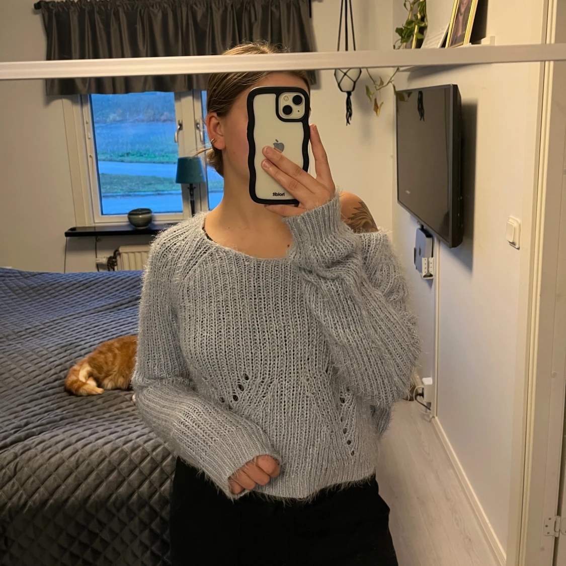 Ljusgrå stickad tröja med hålmönster