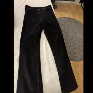 Svarta utsvängda jeans - Säljer mina svarta jeans från Monki i storlek 30. De har hög midja och är ganska långa enligt mig, är 168cm