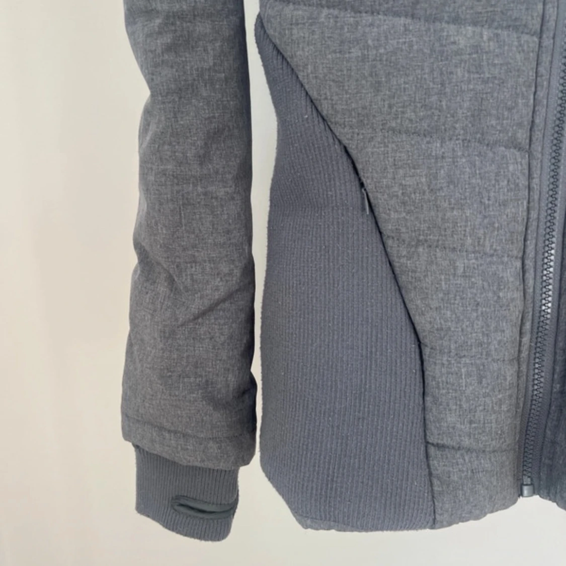 Grå quiltad pufferjacka med huva - 4