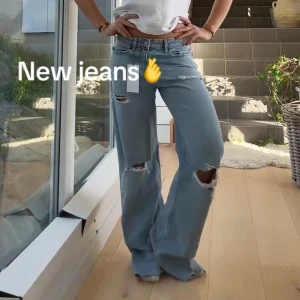 Zara jeans trf wide leg  - !!HELT NYA!! Prislapp och förpackningar är kvar. Så så snygga jeans som tyvärr var försmå. Jag har inga fler/egna bilder på. De är i storlek 40 men jag är vanligtvis 38/40 så skulle passa någon som är 36/38 om man vill ha de lite bagy.