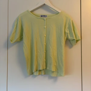 Mintfärgad tröja  - Mintfärgad lite tjockare tröja, har knappar som inte går att öppna, köpt på Vinted men i bra skick, står ingen storlek men skulle gissa på S