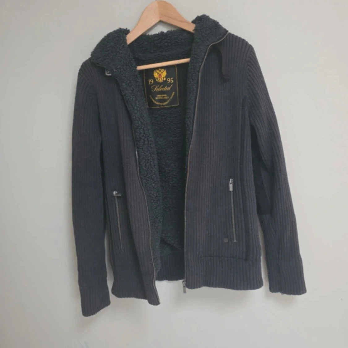 Mörkgrå teddyjacka/kofta från Selected - 4