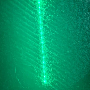 RGB LED-list med fjärrkontroll - Färgglad RGB LED-list med flera ljuslägen och färger. Perfekt för att skapa stämningsbelysning i hemmet. Lätt att montera och anpassa. Fungerar utmärkt, inga synliga defekter eller slitage. Levereras med anslutningskabel.