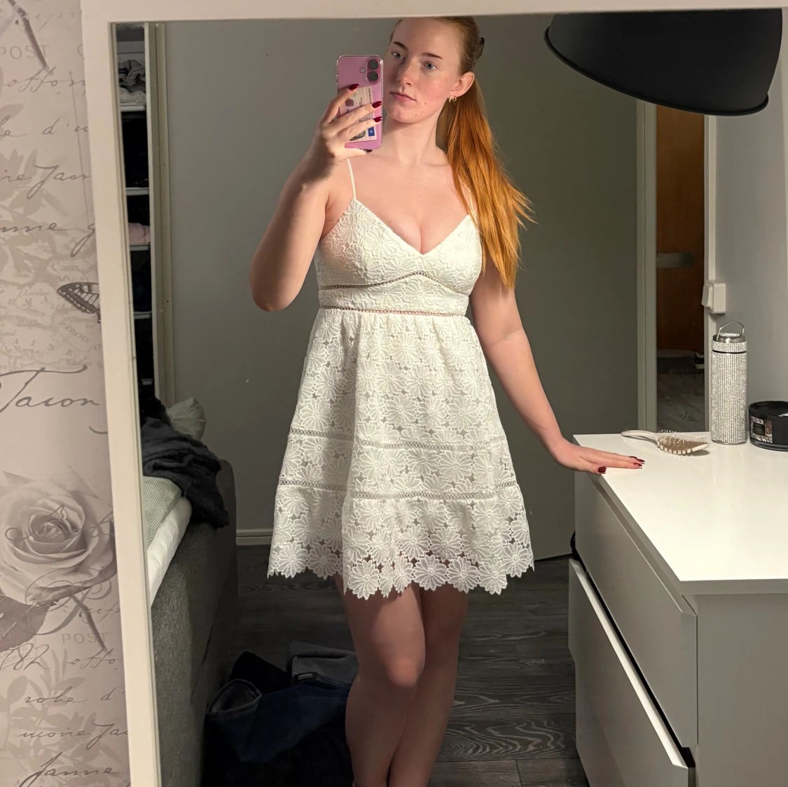 Vit spetsklänning med smala axelband