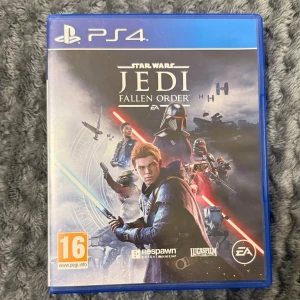 Star Wars Jedi: Fallen Order PS4 - Star Wars Jedi: Fallen Order till PS4 i mycket fint skick. Komplett med fodral och skiva, inga synliga repor eller skador. Upplev ett episkt äventyr i Star Wars-universumet med spännande strider och fantastisk grafik. PEGI 16.