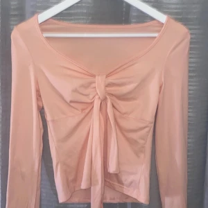 Rosa knyt topp - En ljusrosa topp med knyt framtill storlek XS ❤️ Oanvänd