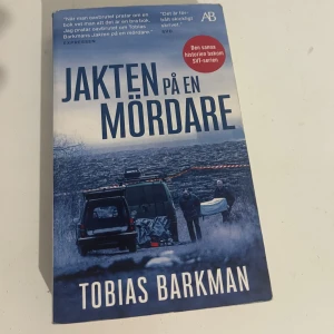 Jakten på en mördare - En spännande bok om jakten på en mördare, baserad på verkliga händelser och känd från SVT-serien. Perfekt för dig som gillar true crime och vill följa med i en intensiv utredning.
