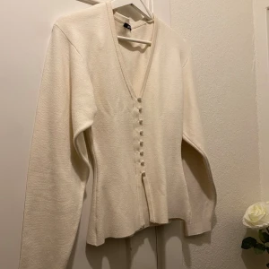 Krämvit kofta med v-ringning och knappar - Tröja från Gina tricot. Använd 2 gånger
