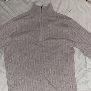 Beige stickad half zip-tröja S C.W. - 10/10 skick helt oanvänd bara testat säljes för den ej kommer till användning och sitter inte helt bra! Säljer en beige stickad tröja  i storlek S. Tröjan har kabelstickat mönster, hög krage och half zip-dragkedja framtill. Perfekt för lager-på-lager och chill höst- eller vinterstil. 
