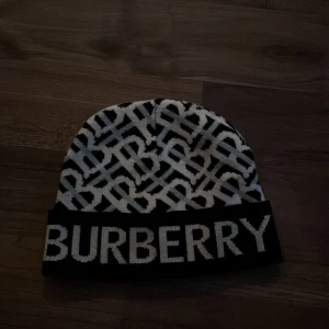 Mössa - Säljer en burberry mössa det är bra Skick på den och de är bra kvalitet. Den håller huvudet varmt