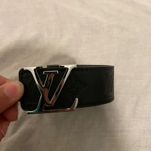 Louiss Vuitton bälte  helt ny  - Louiss Vuitton bälte  helt ny kort ingår ej och hålgörare  helt ny är de väldigt snygg med fina detaljer följ gjärna våran TikTok Scandinavia_market