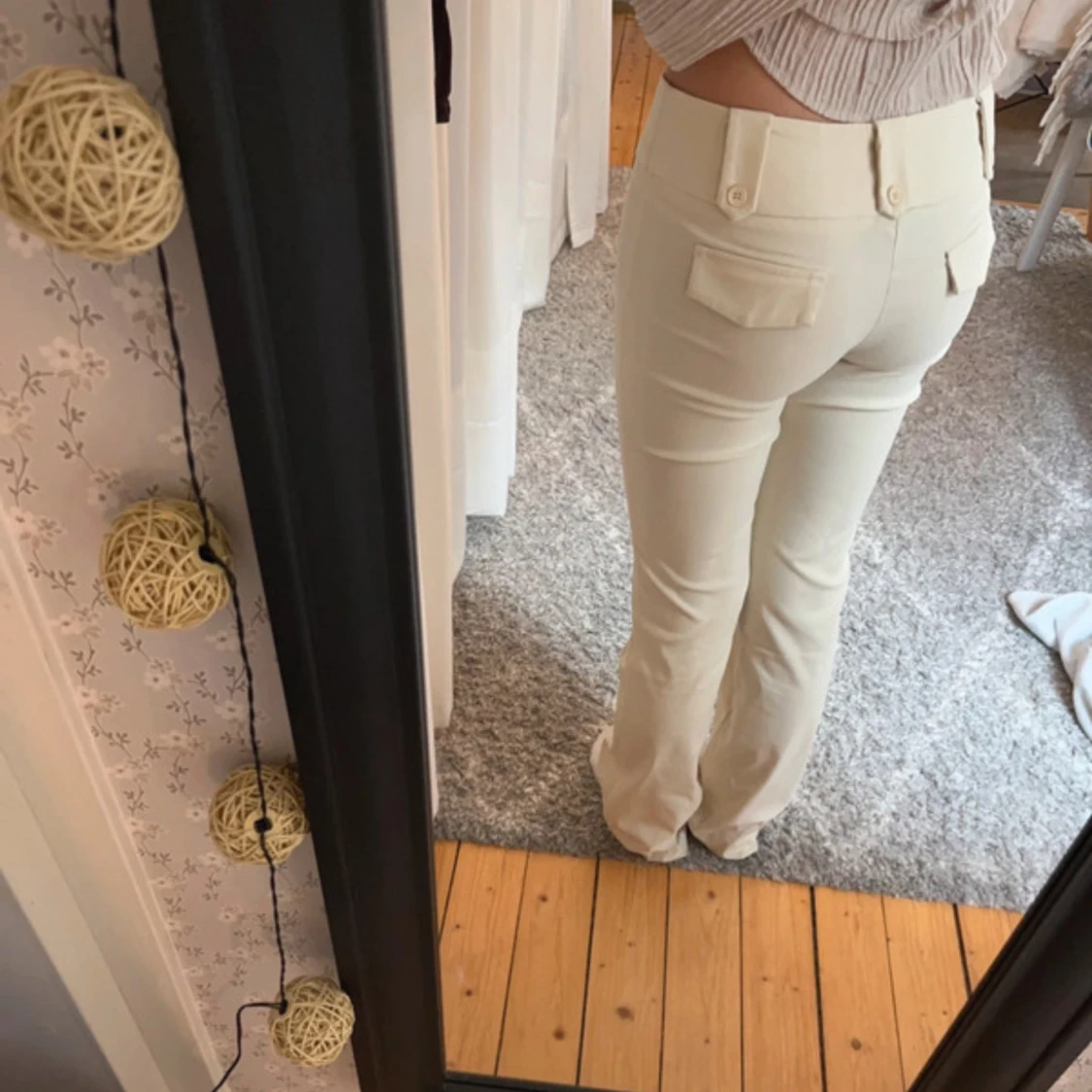 Beiga bootcut byxor med fickor - 1