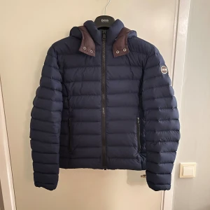 Colmar jacka  - Tja säljer nu denna feta colmar jacka i väldigt fint skick utan några defekter som är perfekt nu till vintern. Den är i storlek 48 vilketmotsvarar S/M. Bara att höra av sig vid eventuella frågor🙌🏻