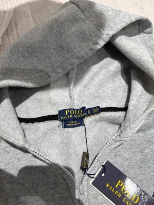 Fin polo hoodie som är ny - En grå polo hoodie som är ny och jätte fin och skön, är bra för kallt väder och är jätte bra