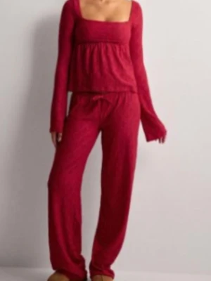 Nelly sett - Sett från Nelly endast testat! Säljer båda tröja och byxor tillsammans! Tröja s/xs byxor xxs 