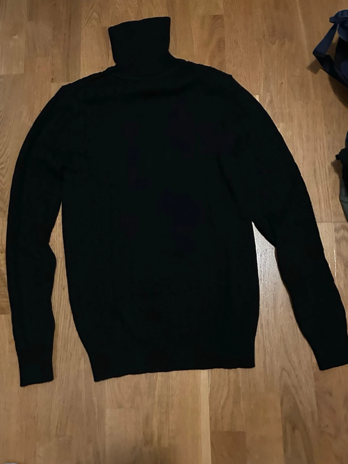 Svart polotröja i stickat material
