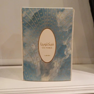 Lattafa Victoria EdP Parfym 100ml - Lattafa Victoria är en Eau de Parfum på 100 ml. 