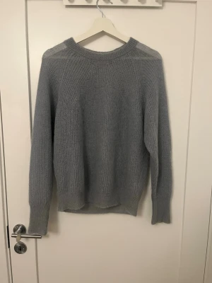 Ljusblå tröja från Filippa K - Säljer denna super fina ljusblåa med lite grå nyans stickade tröjan från Filippa K i storlek S.🫶 Kommer inte längre till användning💓