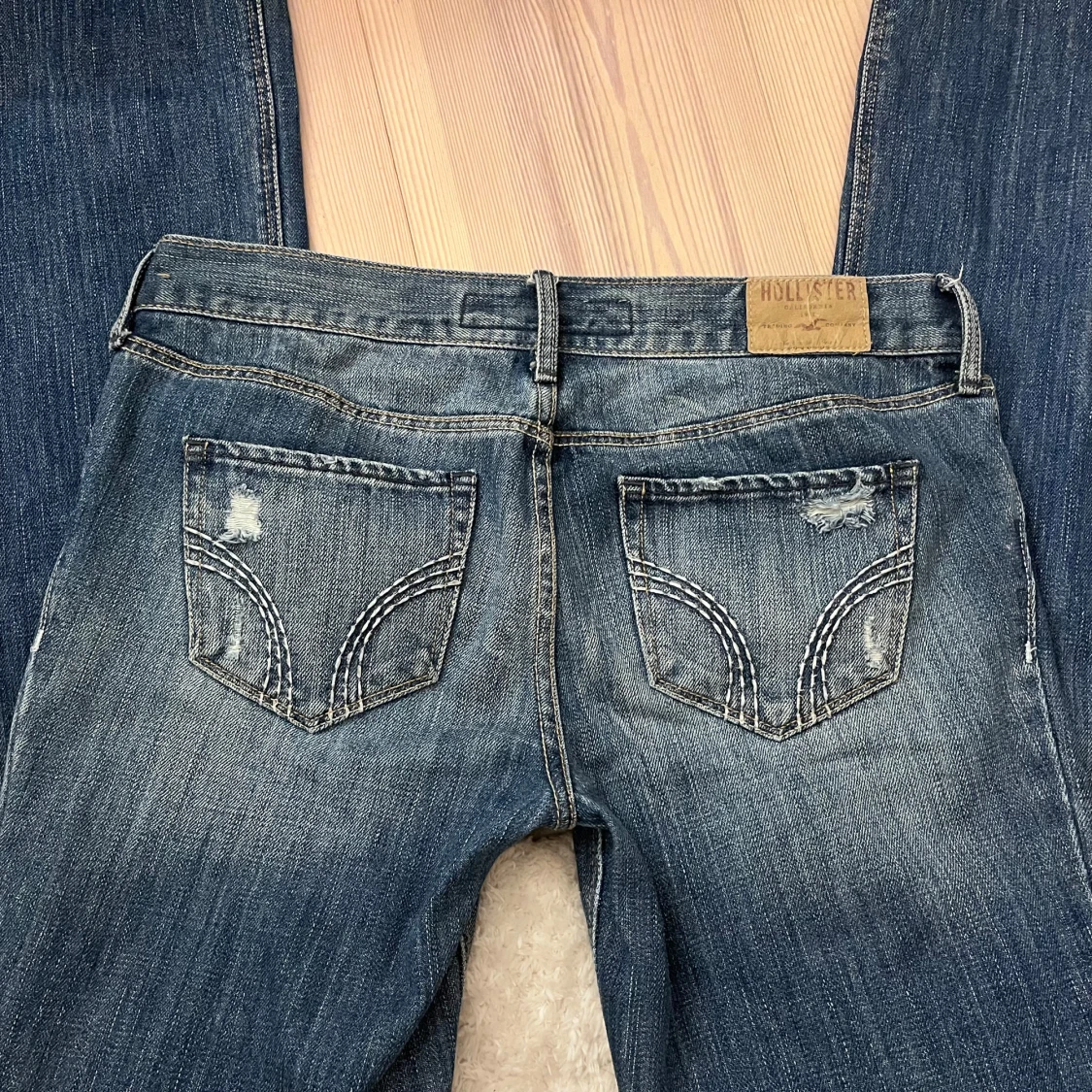 Hollister jeans med slitningar - 1