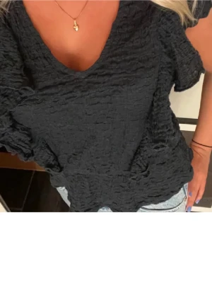 Marinblå volangtopp – perfekt till vardag & sommar - Superfin svart topp med volangärmar och lätt strukturerat tyg. Väldigt smickrande passform och skön att bära. Passar lika bra till jeans som till kjol. Använd, i bra skick 🤍