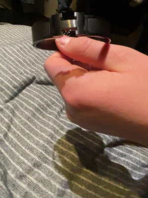 Svart armband med metallspänne - Säljer ett stilrent svart armband med ett H-format metallspänne. Armbandet har en enkel och modern design som passar till många olika outfits. Perfekt accessoar för dig som gillar minimalistisk stil.