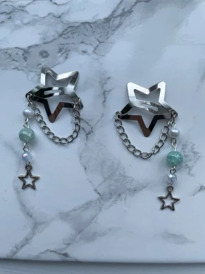 Y2k stjärnor klämmor - Handgjortda hårklämmor med pärlor och kedja 🥰kommer i fin packning och med en liten gåva. Finns mer på min profil😍