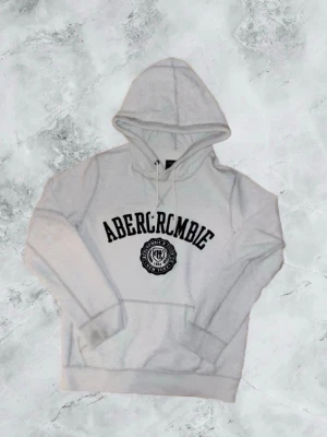 Abercrombie & Fitch Hoodie Herr - Jättesnygg Abercrombie&Fitch hoodie i väldigt fint skick,fläcken på bilden är bara vatten,ni kN bd om en ny bild för att se.Storlek herr XS,priset är diskuterbart.