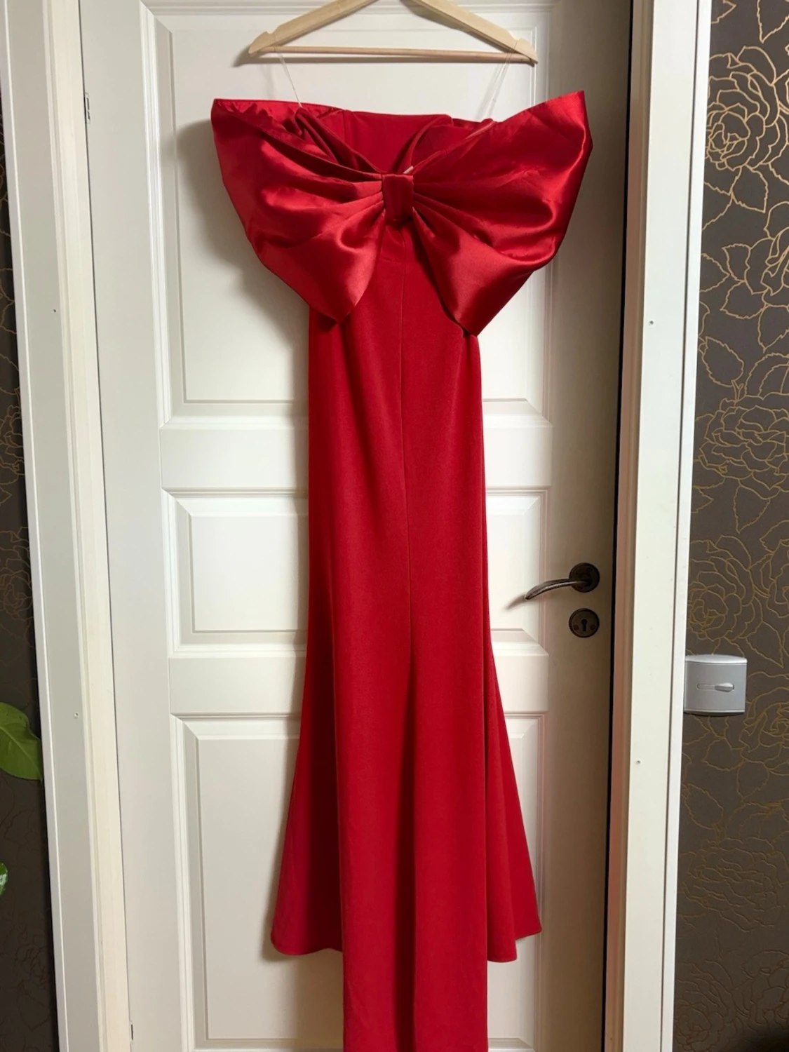 Röd axelbandslös maxiklänning med rosett - 2