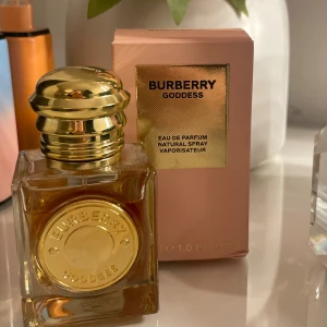 Burberry Goddess EdP 30ml - Burberry Goddess Eau de Parfum i en elegant 30 ml flaska. Perfekt storlek för att ta med i väskan.  Köpt för 1025 kr, 30 ml det är mer än 2/3 delar kvar. 